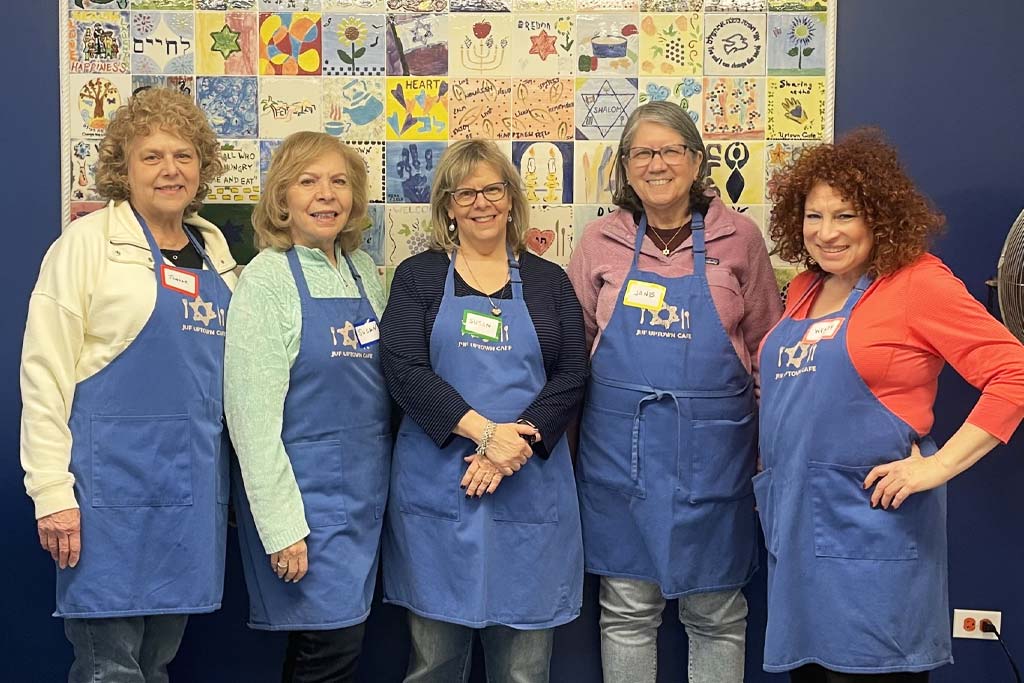 Volunteers at JUF Uptown Cafe.&nbsp;(The Dina and Eli Field EZRA Multi-Service Center)