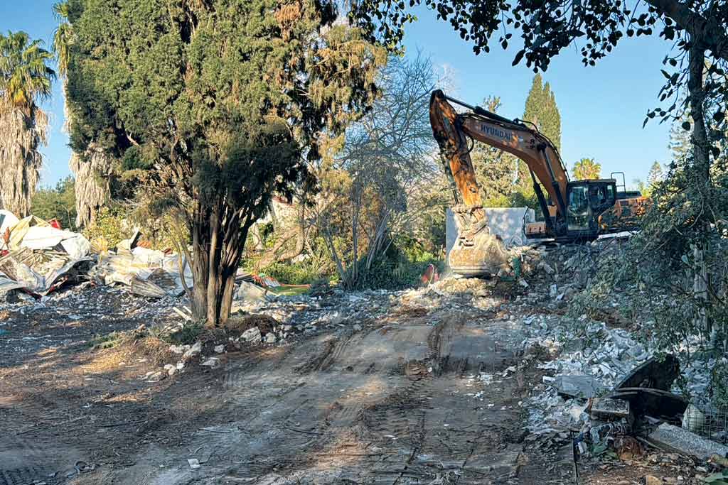 Demolition of burned homes in Nir Oz. (Photo credit: Ofer Bavly)