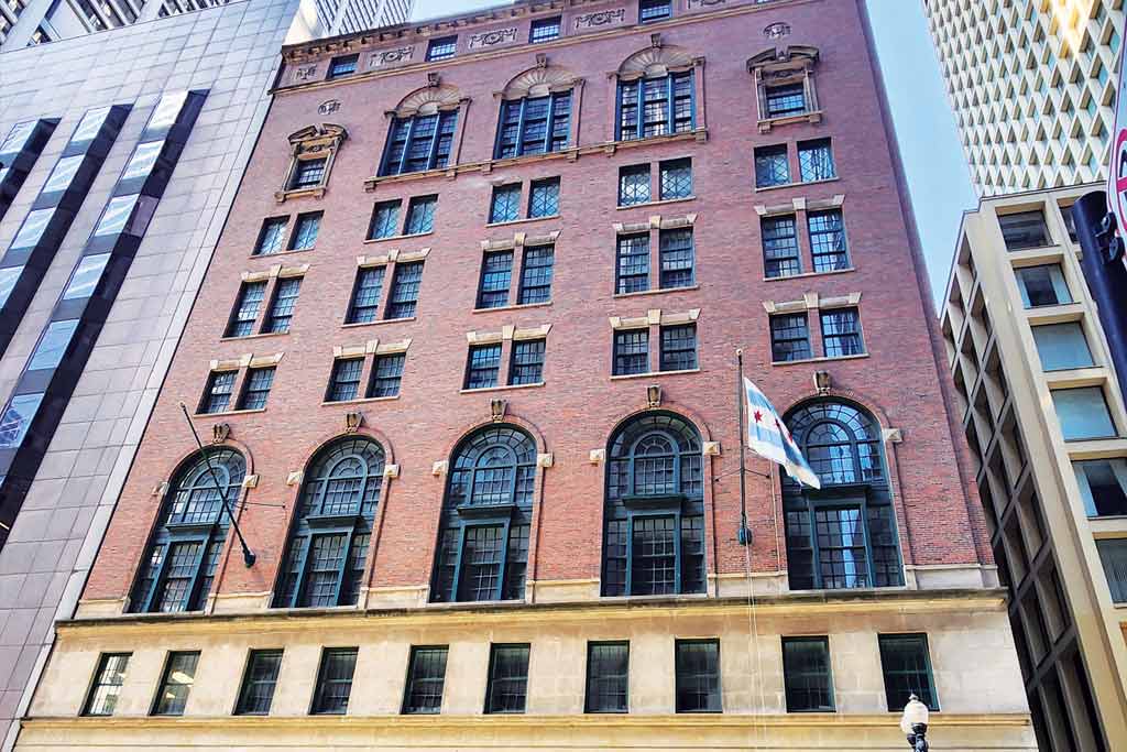 10 North Dearborn is the site of the now-defunct Covenant House, a Jewish social club. Its architect, Walter Ahlschlager, was a Jewish Chicagoan whose family was from Germany. (Photo credit: Dan Spiegel)