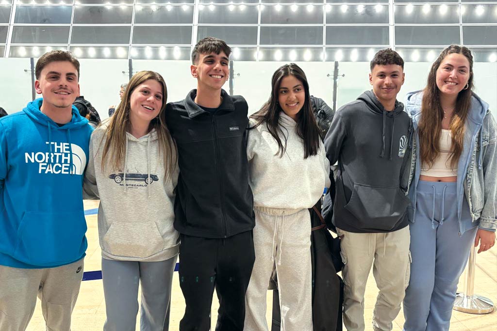 An image of Jewish teens in the Shinshinim program
