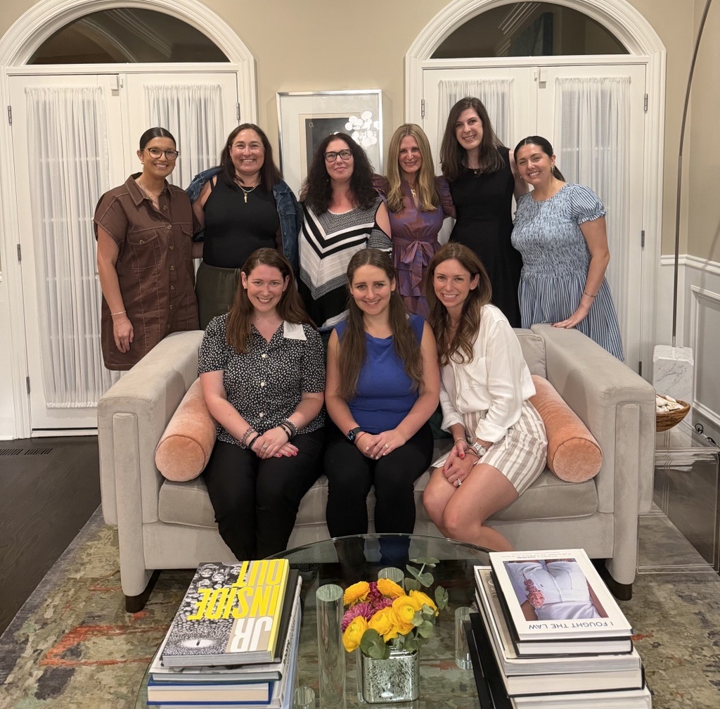 A photo of women gathered in the suburbs at JUF's Professional Women's Network Dine-around