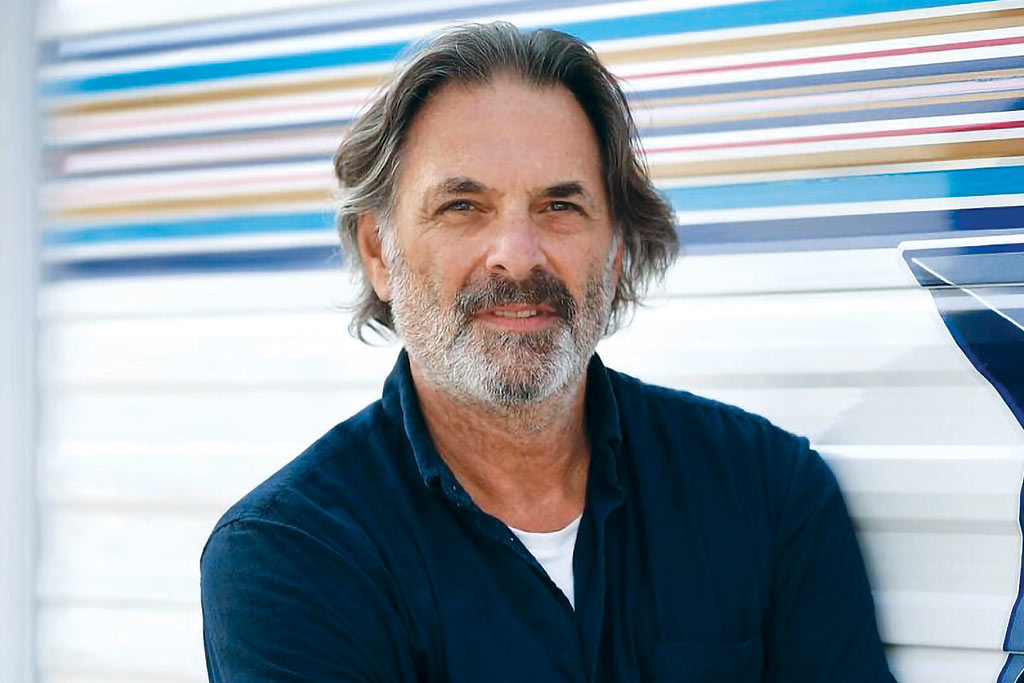 A photo of Ken Olin